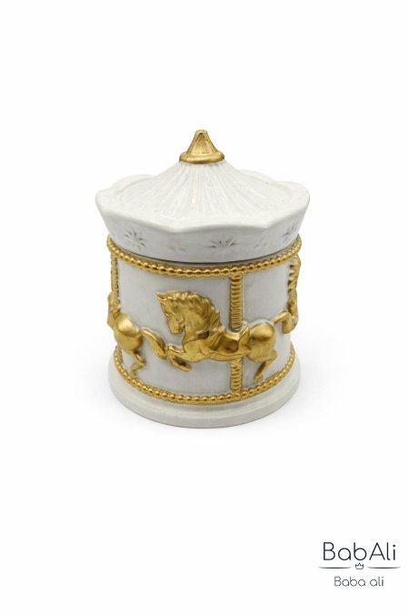 ابيض مع ذهبي